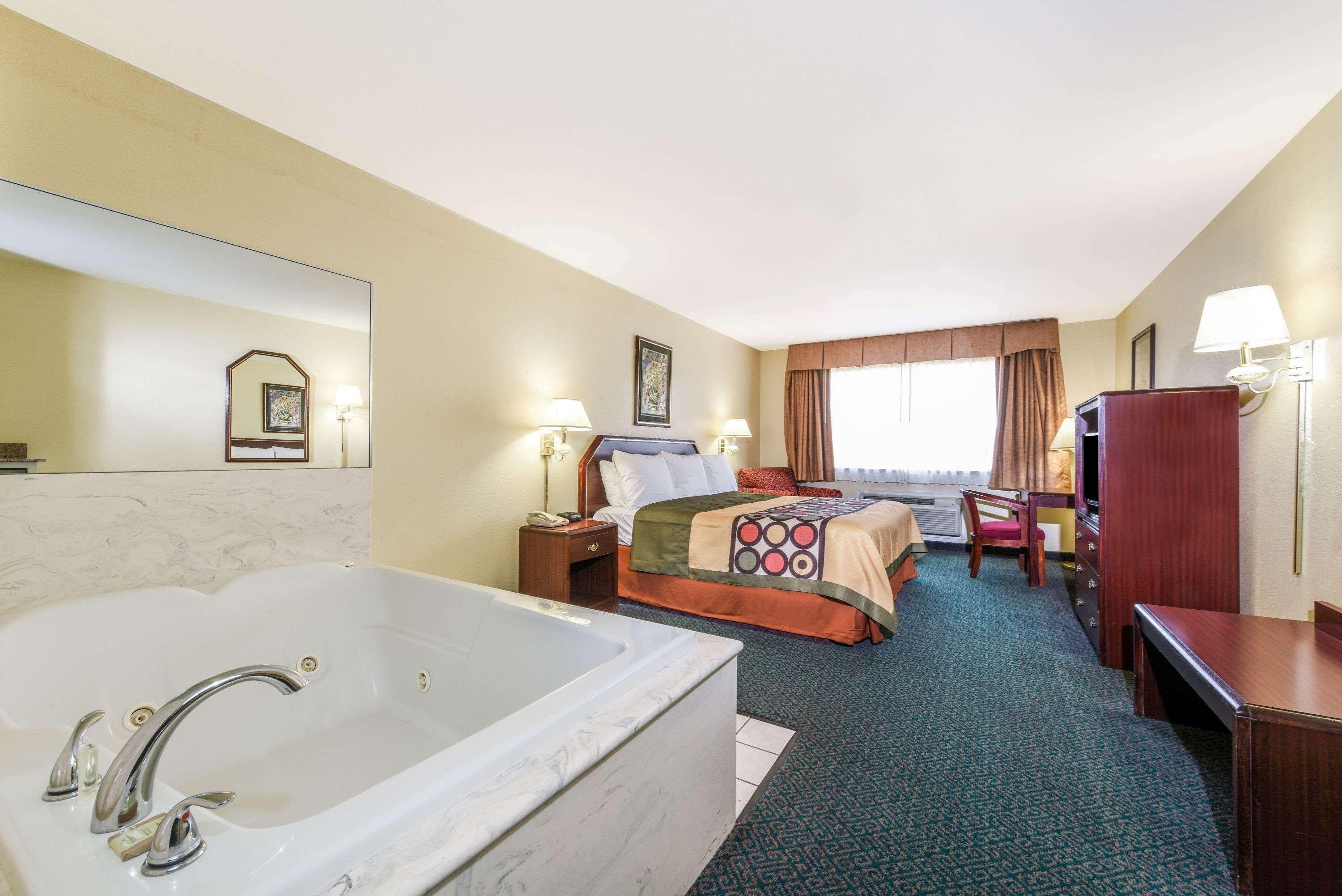 ซูเปอร์ 8 บาย วินด์แฮม เบิร์ลสัน ฟอร์ต เวิร์ท แอเรีย Hotel เบอร์ลิสัน ภายนอก รูปภาพ